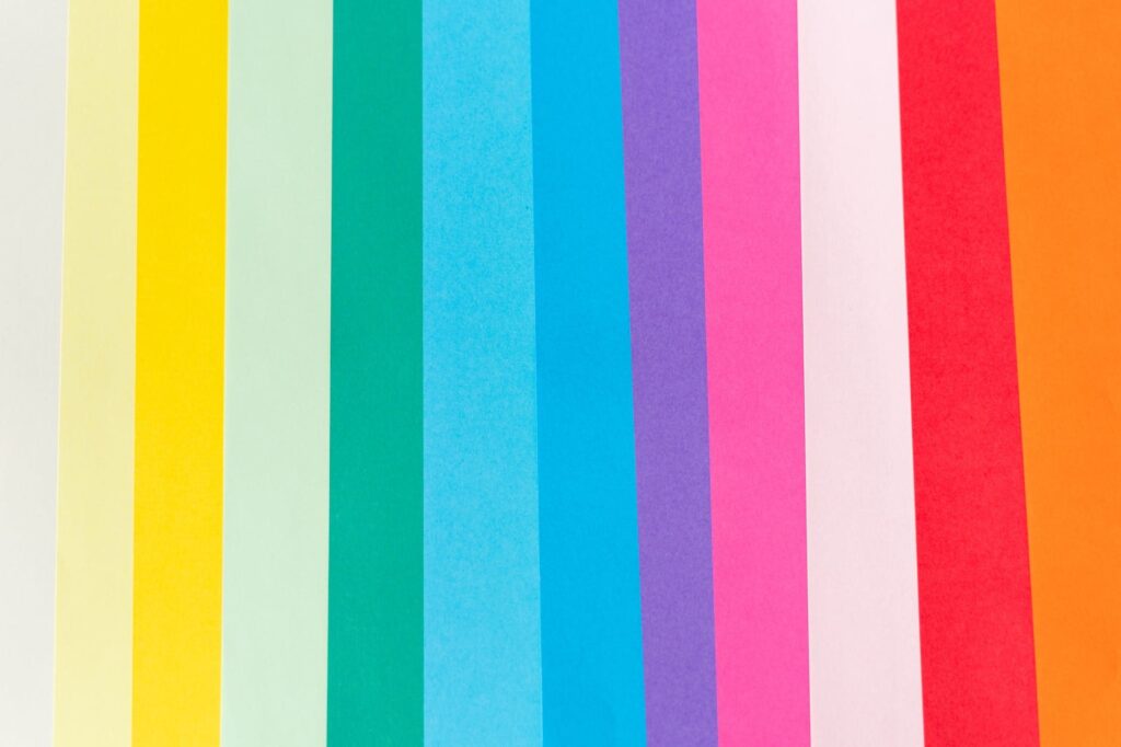 Una imagen de cerca de un papel de colores del arcoíris con Psicología del Color.