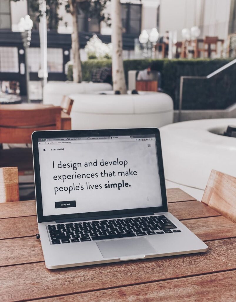 Una laptop con una cita: Yo diseño y desarrollo experiencias que hacen las vidas de las personas simples.